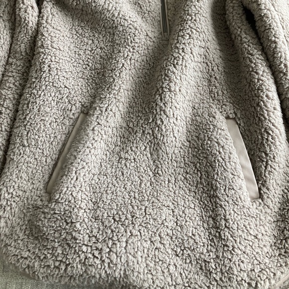 Women’s A & F Oversized Sherpa Taupe Gray Size Small NWOT - Picture 3 of 5